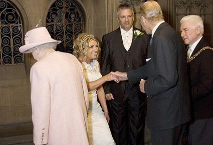 الملكة إليزابيث تشارك في حفل زفاف عام